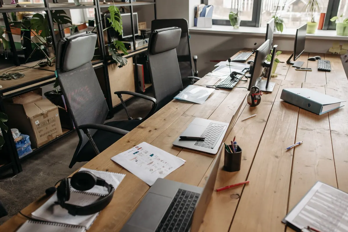 The Beginner's Guide to Choosing a Home Office Desk: Size, Height and Shape